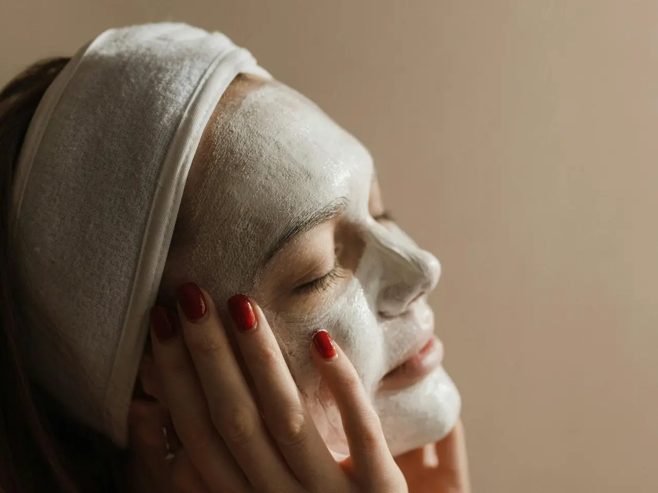 Mujer Con Crema Facial